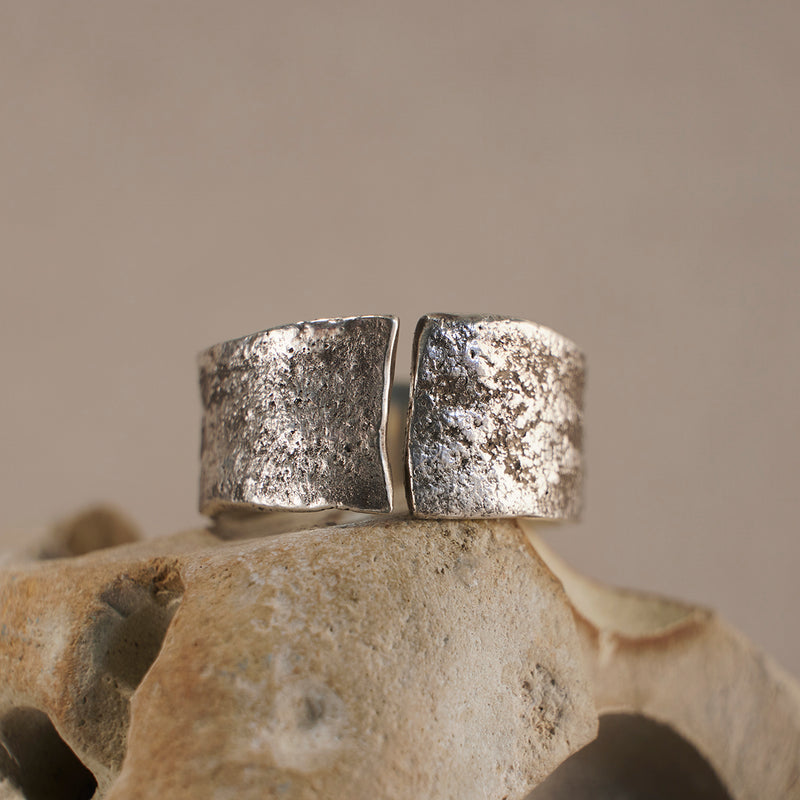 UNUN_Source-Split-Silver-Band.jpg__PID:1fdb5942-c00e-4b44-9f2b-8de3e5f59cbc