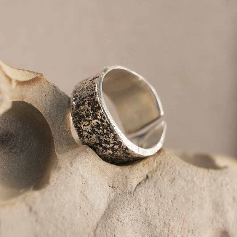 UNUN_Source-Split-Silver-Band_back.jpg__PID:d0eb126b-eb21-4595-86aa-e8640aba57eb
